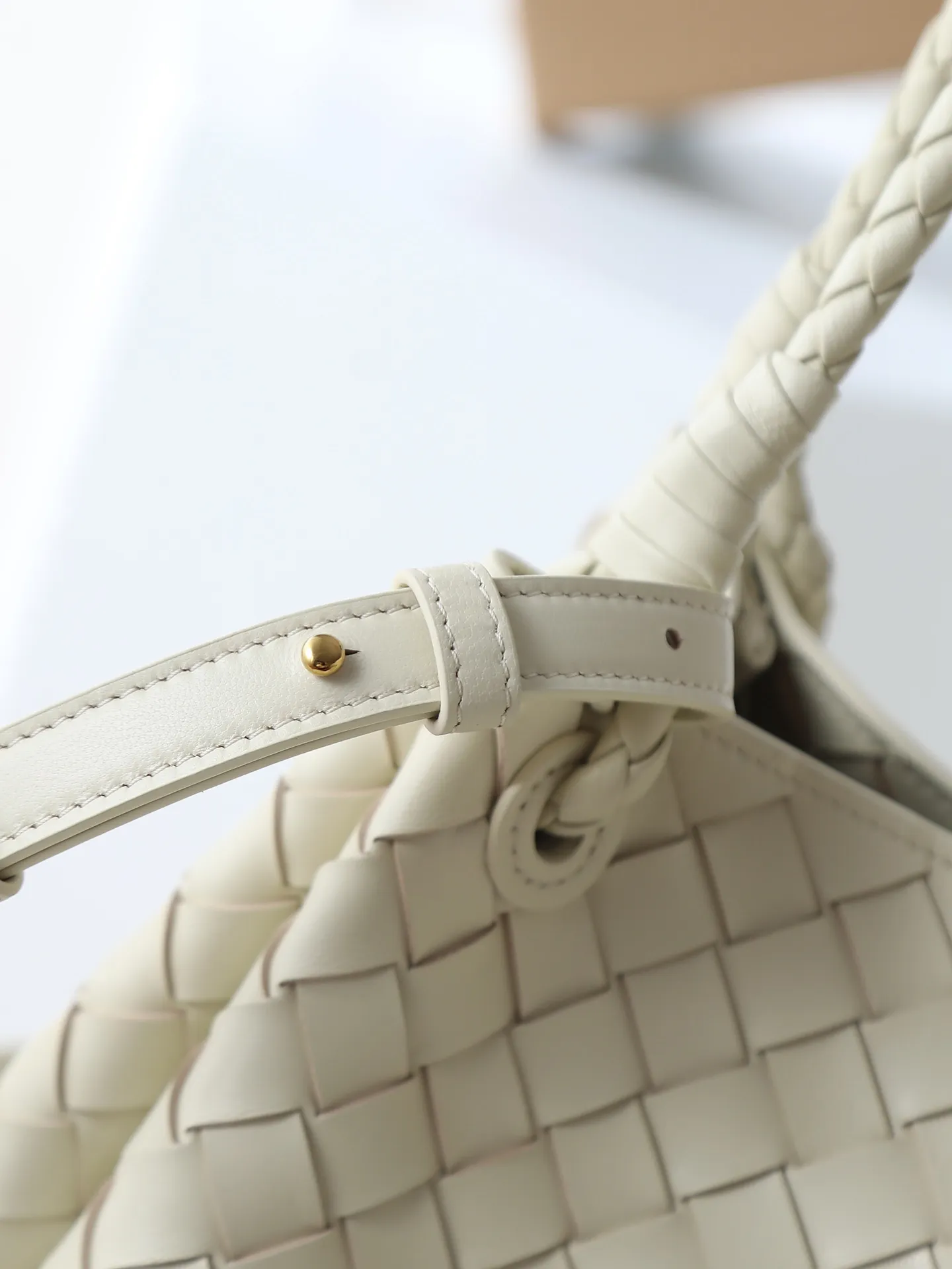1300. BV's new intrecciato woven leather shoulder bag 🪂 835921 comes with a detachable diagonal shoulder strap and comes with a mini bag inside. The appearance retains the unique design of BV woven leather. The parachute bag is a bag that makes people fall in love before seeing the real thing. The small golden knot embellishment is full of simple and high-end sense to meet your needs in different occasions. Size: 29.5X18.5X17.5cm